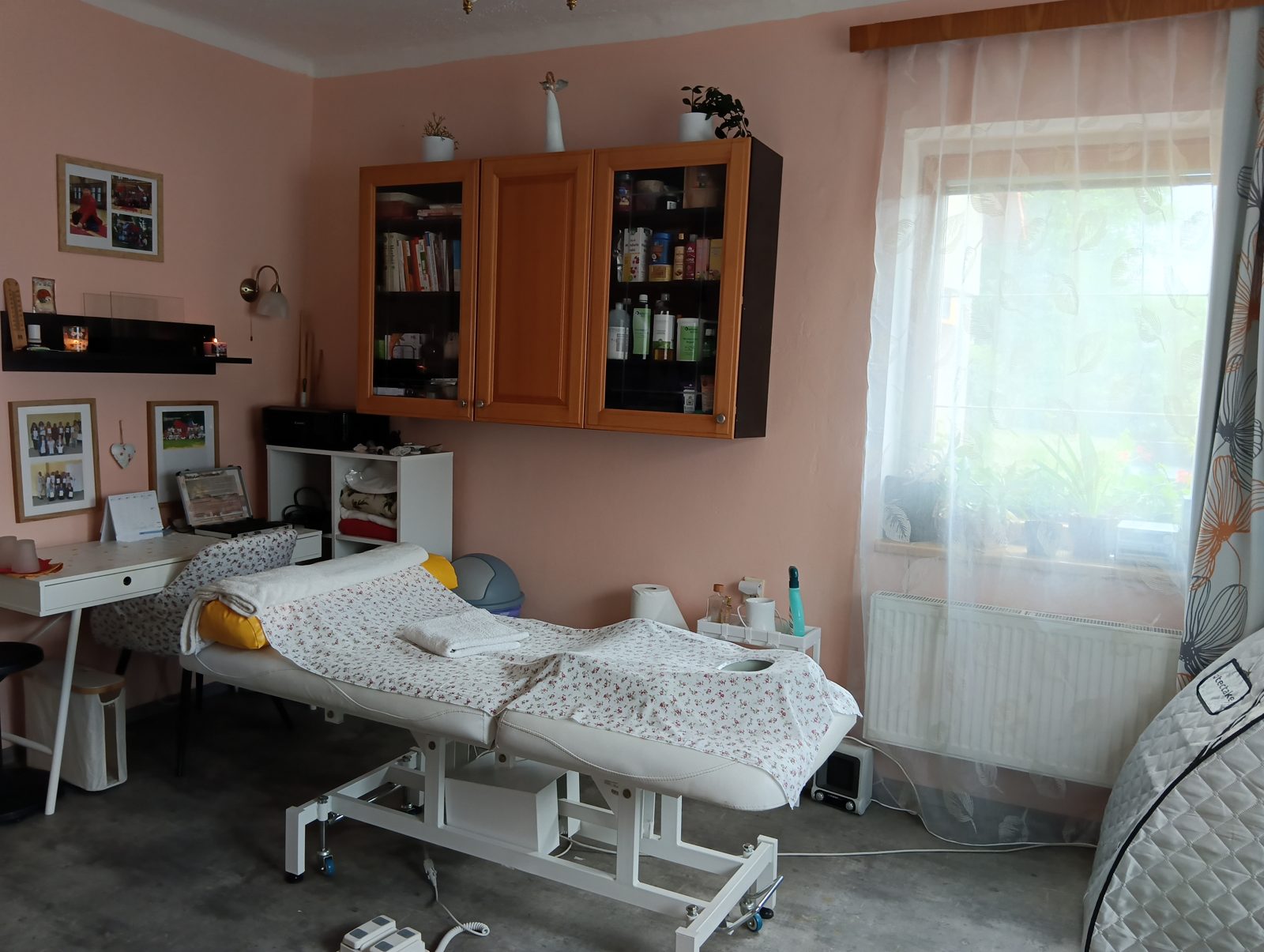 Masážní lehátko a skříňka s oleji ve studiu v Chocni